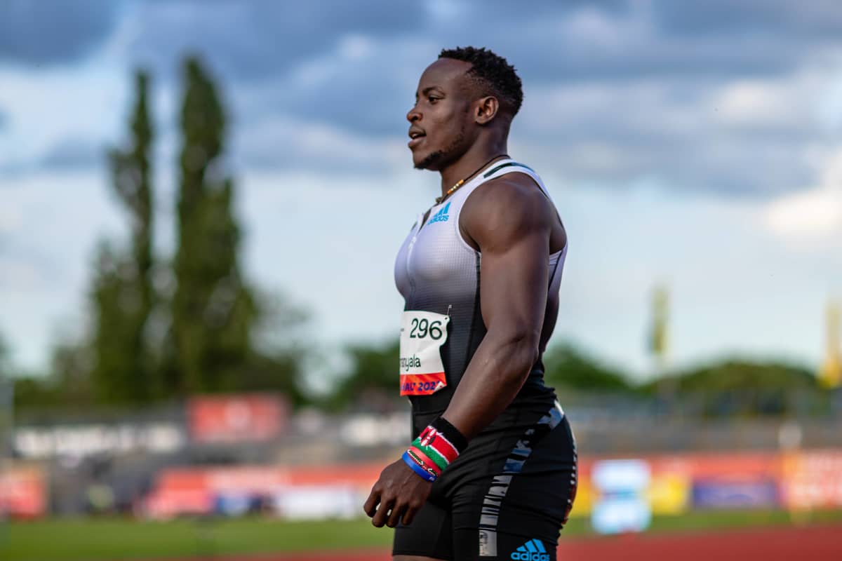 Afrikan nopein mies uhoaa Usain Boltin ME-ajalla, mutta ehtiikö hän  MM-kisojen lähtöviivalle? Ferdinand Omanyala ehti jo luopua toivosta