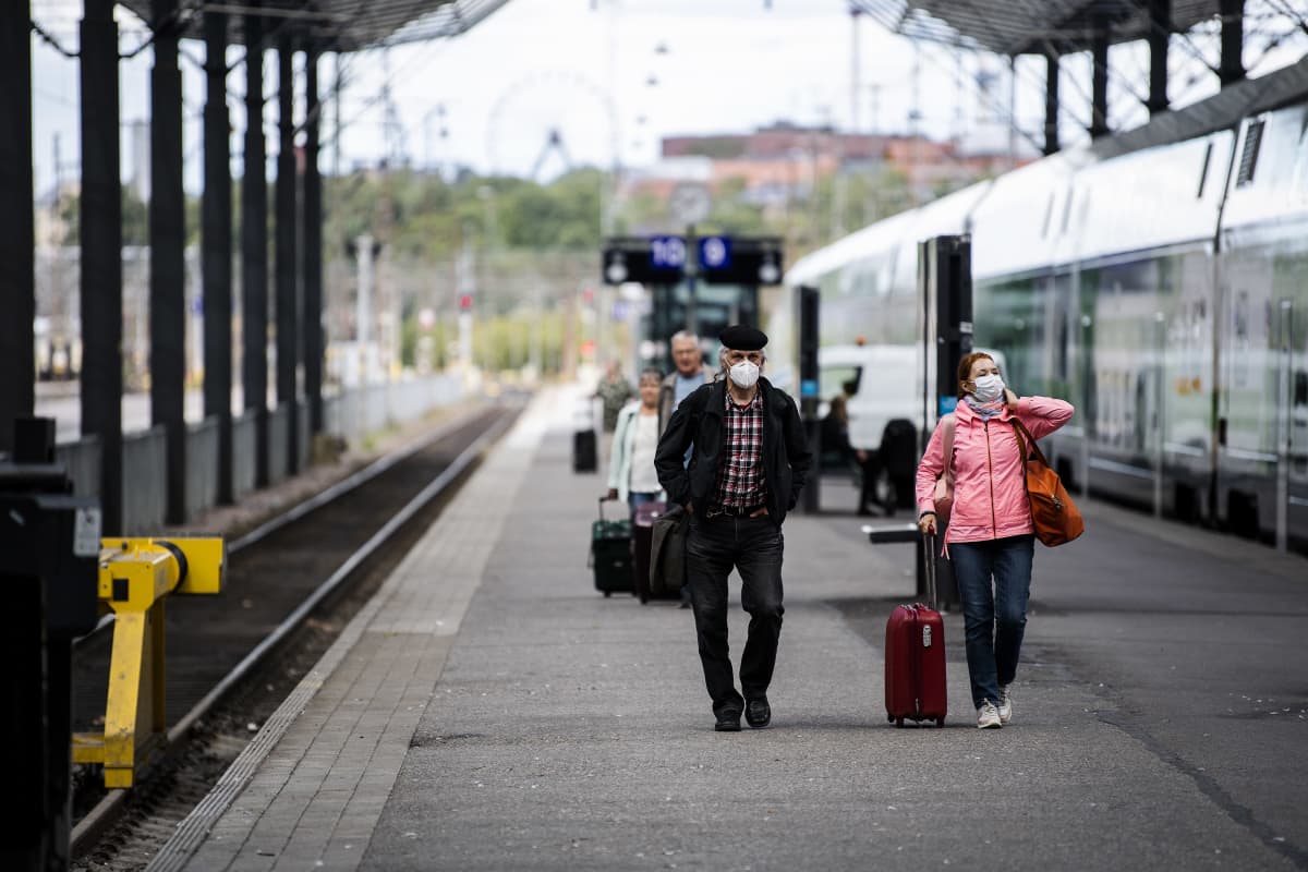 Kuvassa on ihmisiä Helsingin päärautatieasemalla elokuussa 2020.