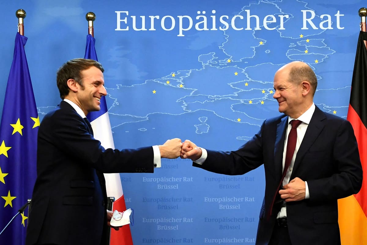 Ranskan presidentti Emmanuel Macron ja Saksan liittokansleri Olaf Scholz tervehtivät nyrkein.