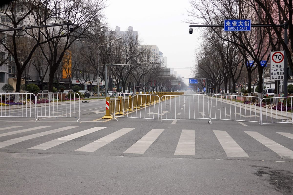 Kadut seisovat autioina kiinalaisessa kaupungissa.