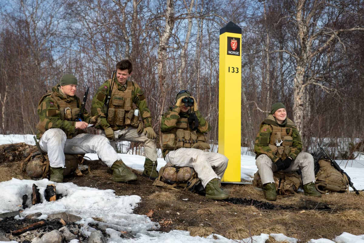 Joukko Norjan asevelvollisia Pasvikin raja-asemalta partioimassa Norjan ja Venäjän rajaa Paatsjoen Salmijärvellä