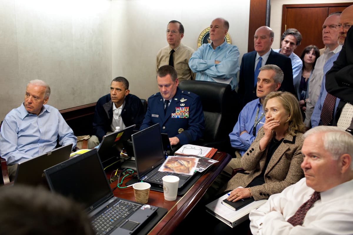 Presidentti Barack Obama, Joe Biden, Hillary Clinton ja joukko muista seuraa vakavana tietoja iskusta, jossa USA:n erikoisjoukot surmasivat Osama bin Ladenin. 