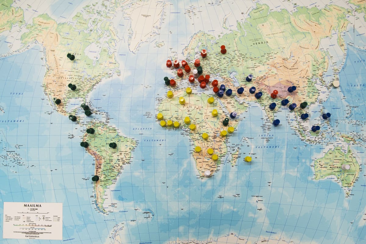 Kartta Espoon Lyömättämän linjan asiakkaiden kotimaista, jokaista maata kohden on laitettu karttaan värillinen nasta.