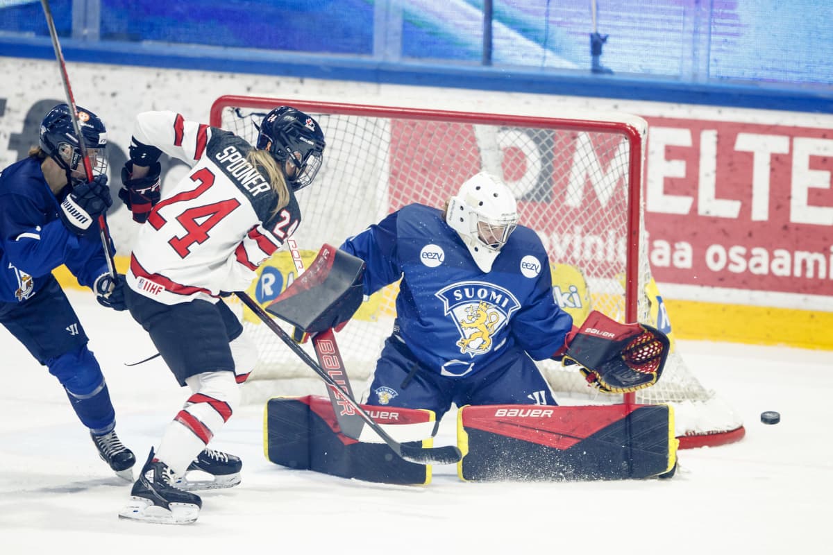 Kanadalaishyökkääjä Natalie Spooner yrittää ohittaa Suomen maalivahdin Eveliina Mäkisen.