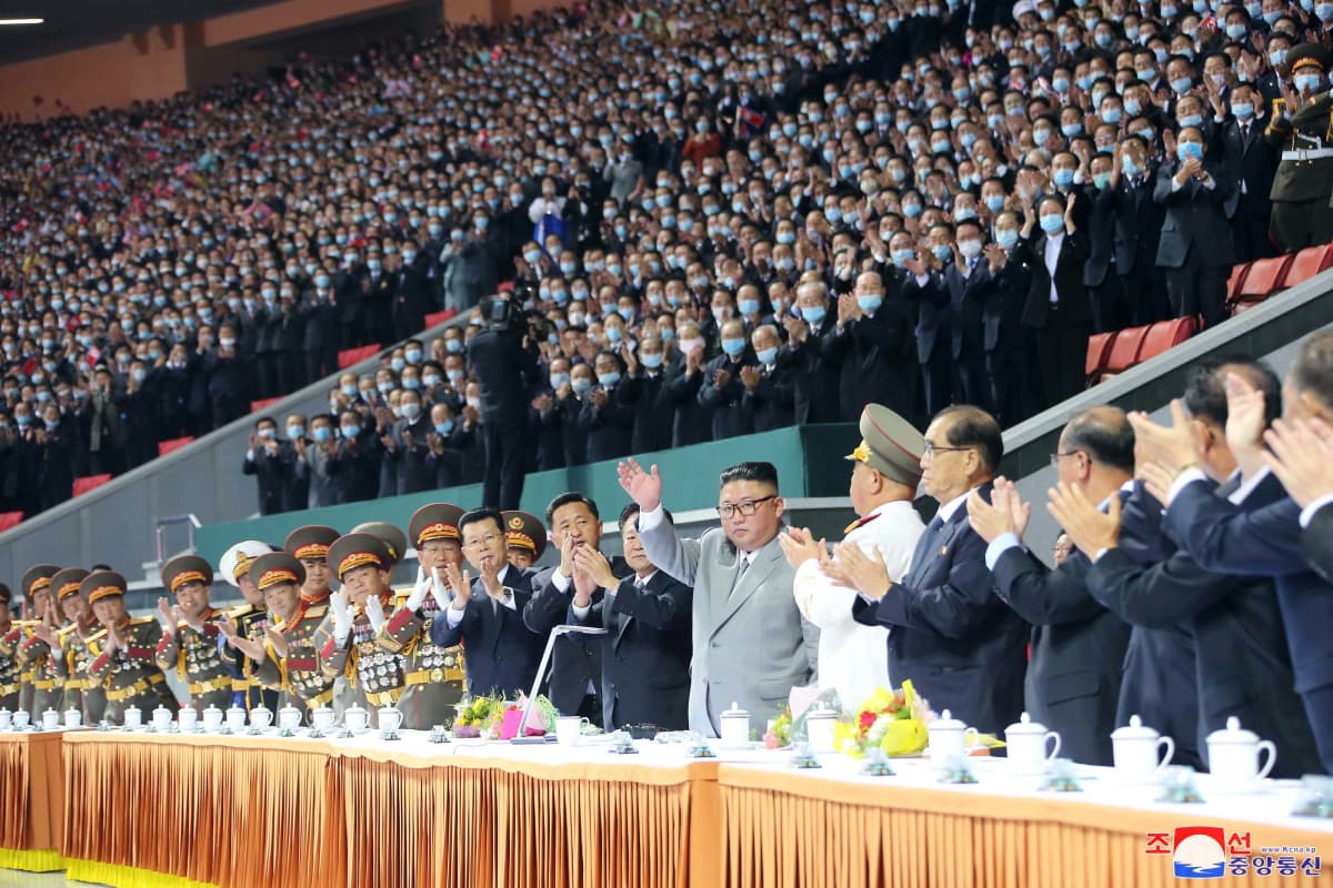 Pohjois-Korean johtaja Kim Jong-un sai seisovalta yleisöltä aplodit 75 vuotta täyttäneen Korean työväenpuolueen järjestetyssä juhlatilaisuudessa Rŭngradon jättimäisellä stadionilla 11. lokakuuta 2020.