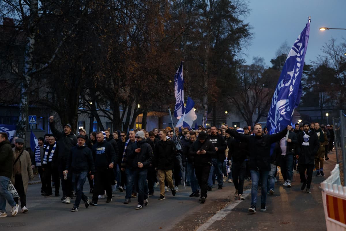 HJK:n kannattajia marssilla ennen kauden päätösottelua