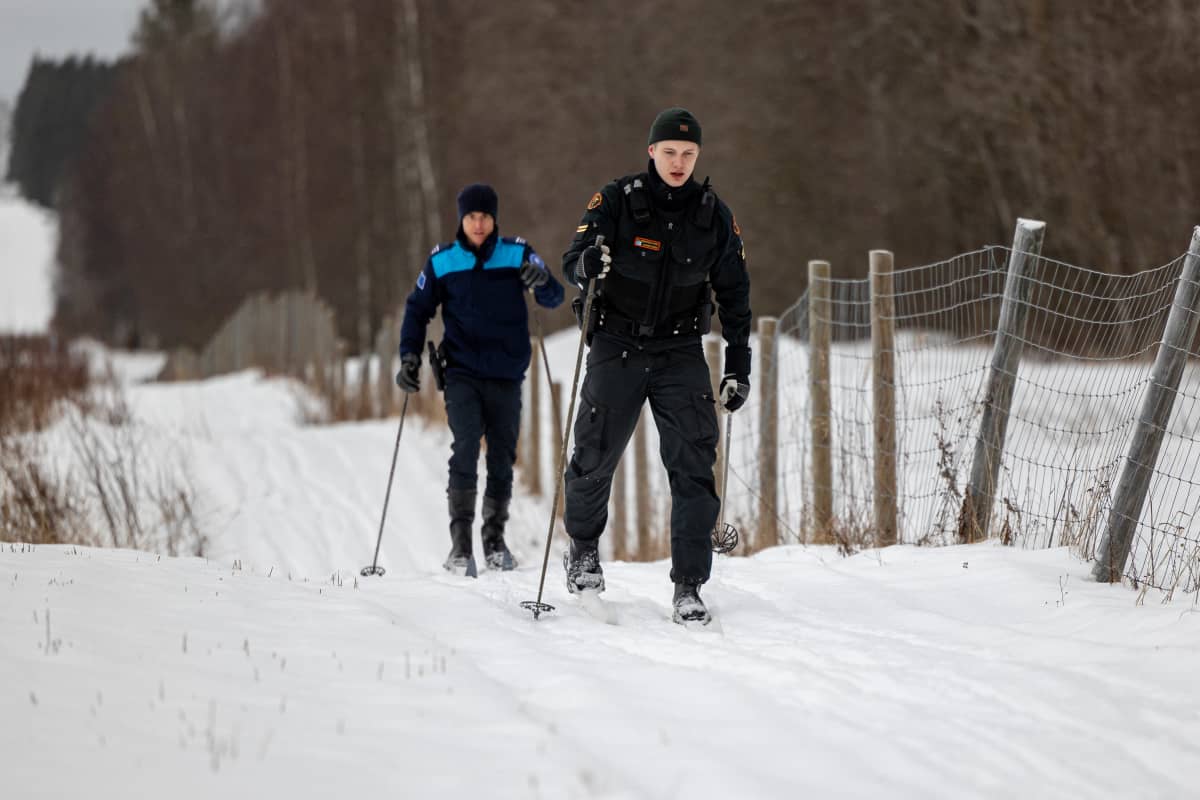 Nuijamaan rajavartioaseman varapäällikkö Valtteri Saukkonen ja ranskalainen Frontexin rajavartija Clement hiihtävät rajavyöhykkeellä Nuijamaalla.