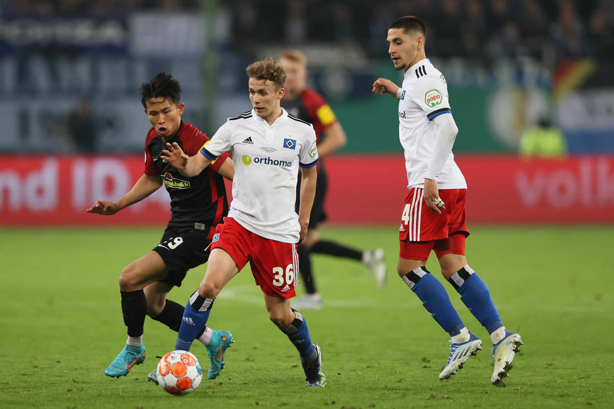 Anssi Suhonen HSV:n paidassa Saksan cupin välierässä Freiburgia vastaan.