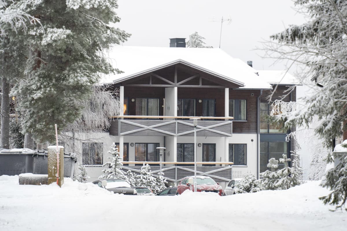 Uutta vuotta juhlitaan kodeissa ja mökeissä: perhematkailuun panostava  hiihtokeskus varautuu järjestyksenvalvojilla