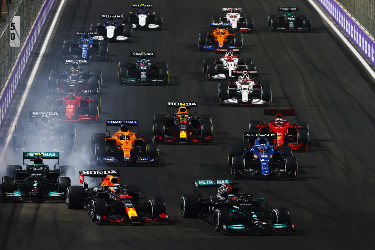 Uusintalähdössä huimaa draamaa, Lewis Hamilton ohittaa Max Verstappenin.