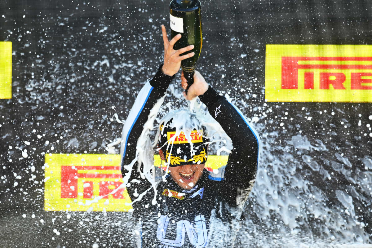 Guanyu Zhou juhli Formula kakkosten voittoa Silverstonessa heinäkuussa.