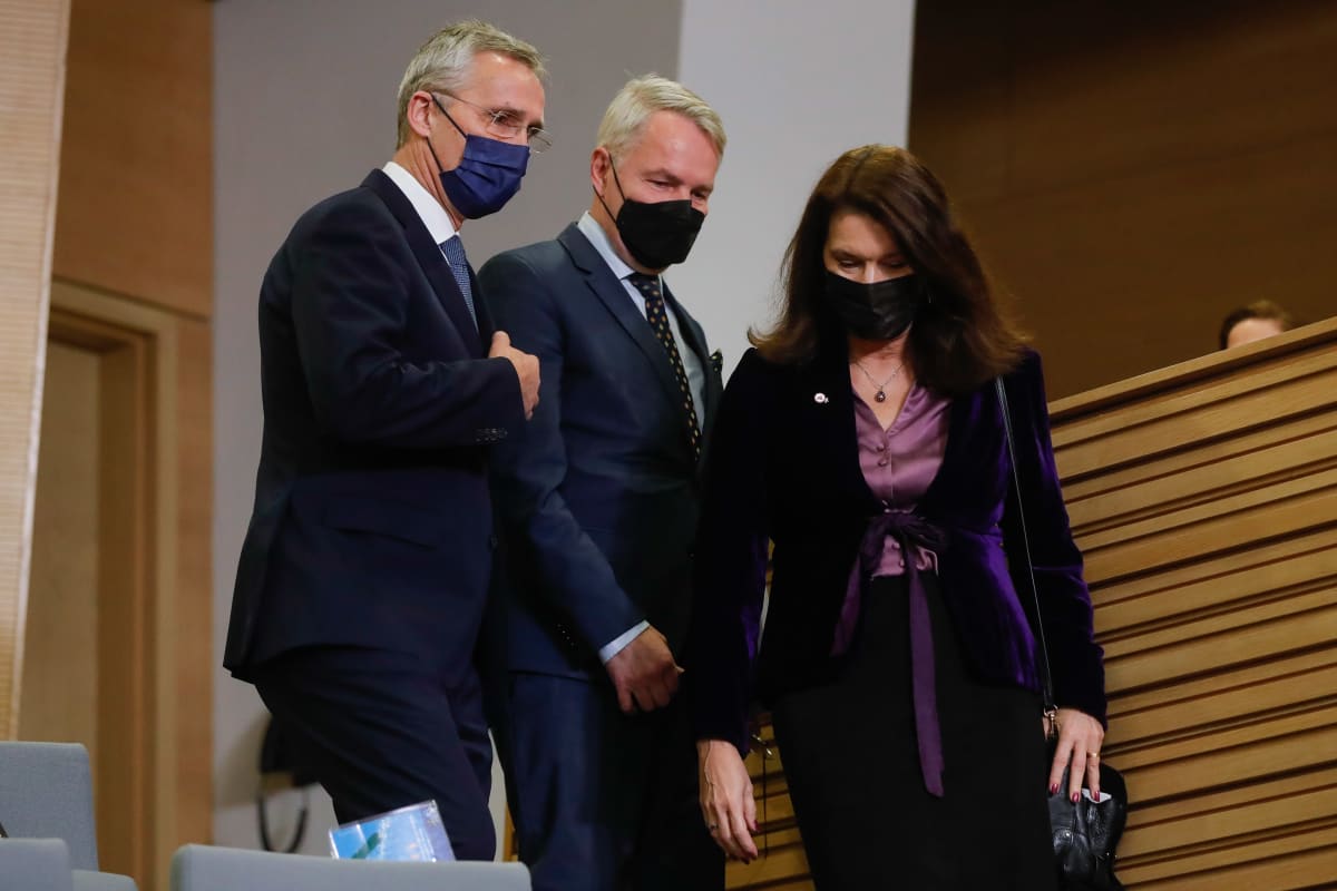 Jens Stoltenberg, Pekka Haavisto ja Ann Linde.  ( NATO Secretary General Jens Stoltenberg, Finnish Foreign Minister Pekka Haavisto, and Swedish Foreign Minister Ann Linde during a joint press conference at the end of a meeting at the NATO headquarters in Brussels, Belgium, 24 January 2022. The Finnish and Swedish foreign ministers are at NATO for talks on cooperations in the Baltic Sea.)