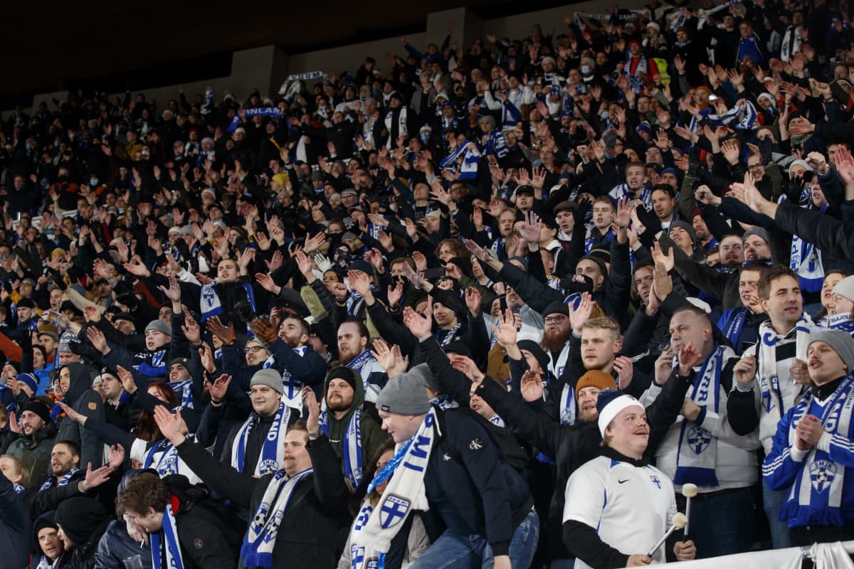 Suomen kannattajat pitivät tunnelmaa yllä Olympiastadionilla.