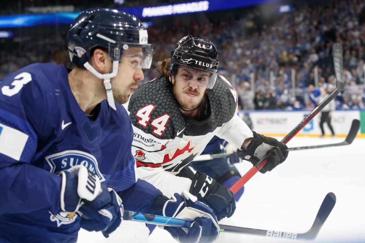 Max Comtois taklaa Niklas Frimania jääkiekon MM-finaalissa Tampereella toukokuussa 2022.