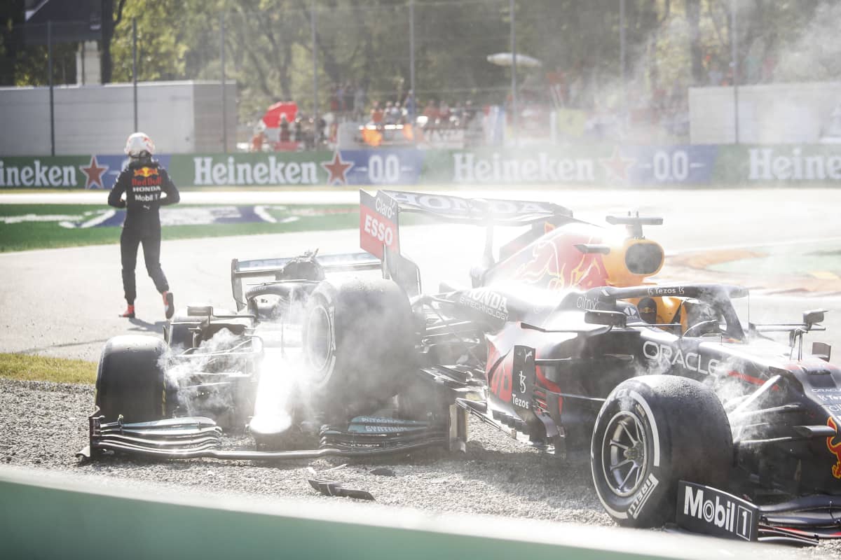 Max Verstappen ja Lewis Hamilton ovat ottaneet läpi kauden tiukasti yhteen. 12. syyskuuta Italian GP:ssä kaksikko kolaroi keskenään ja keskeytti, yllätysvoittoon ajoi silloin McLarenin Daniel Ricciardo.