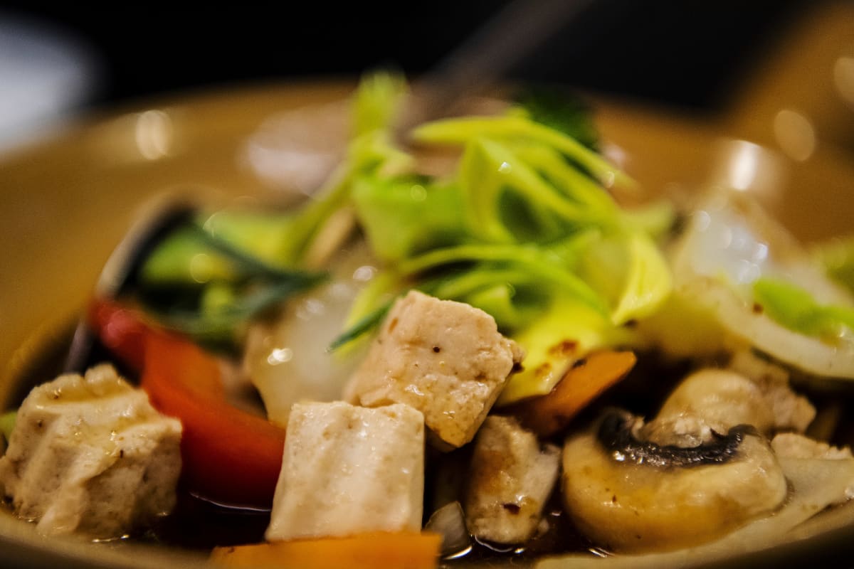 Kuvassa on riisiä, tofua, kasviksia ja cashew-pähkinöitä sisältävä lounasannos Korat Thai -ravintolassa Helsingissä lokakuussa 2020.