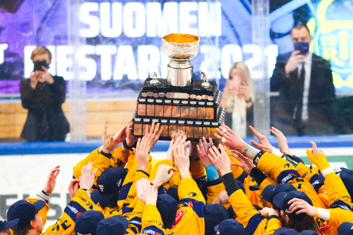 Lukon pelaajat juhlivat mestaruutta.