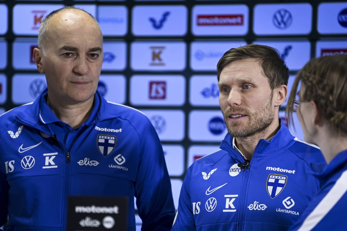 Suomen futsalmaajoukkueen päävalmentaja Mico Martic ja kapteeni Panu Autio seisovat vierekkäin Suomen verkkarit yllä. 