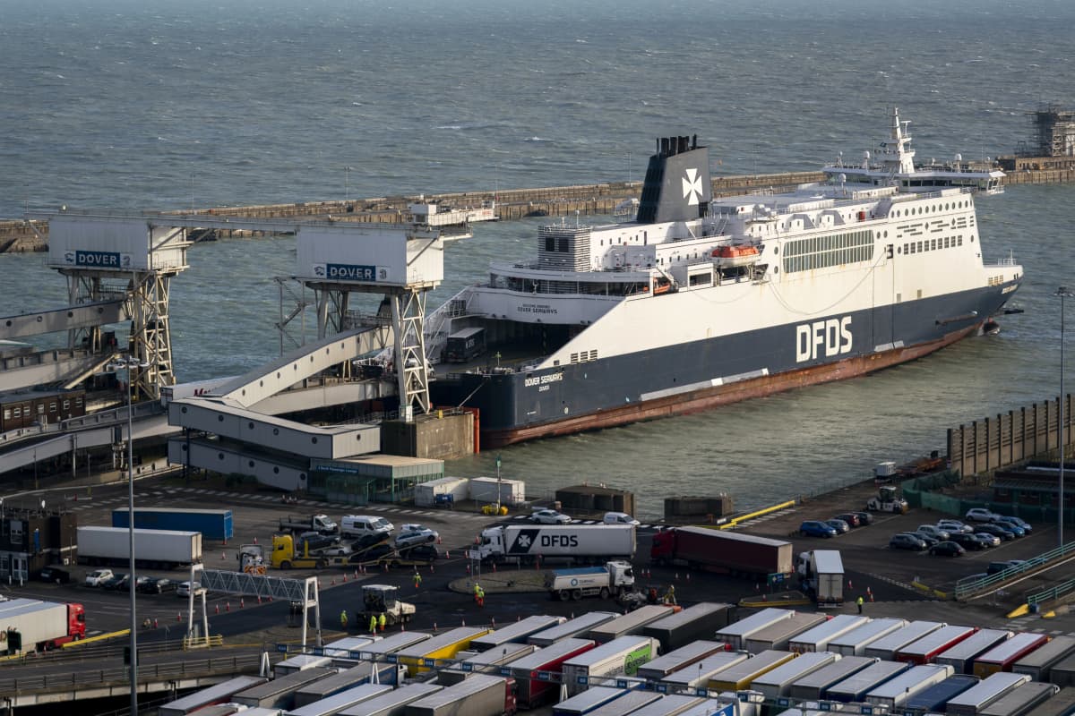 Rekat jonottavat lautalle Doverin satamassa Britanniassa.