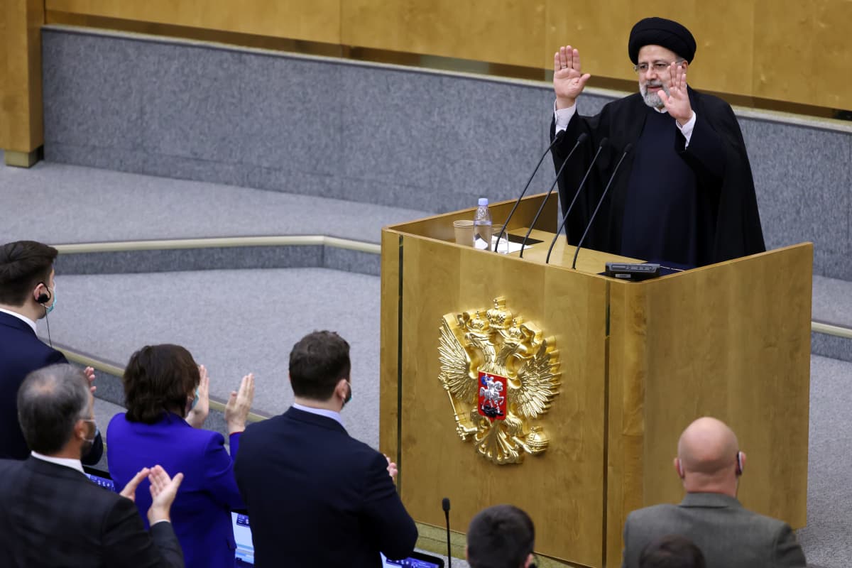 Iranin presidentti Ebrahim Raisi esiintymässä Venäjän duumassa.