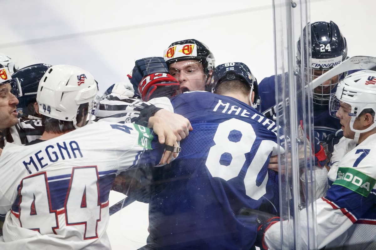 Saku Mäenalanen nahistelee USA:n pelaajien kanssa.