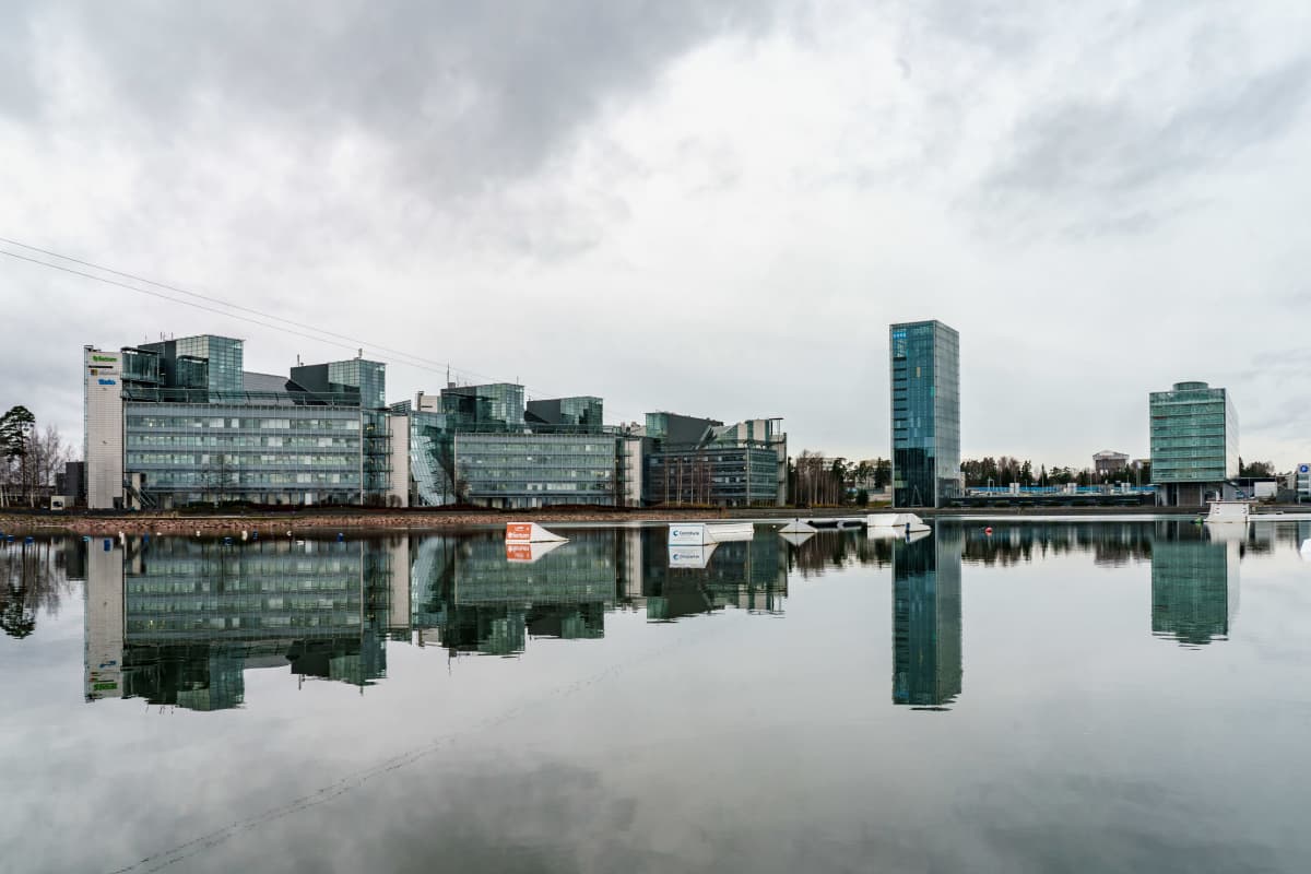 Keilalahden siluetti heijastuu peilityyneen merenpintaan.