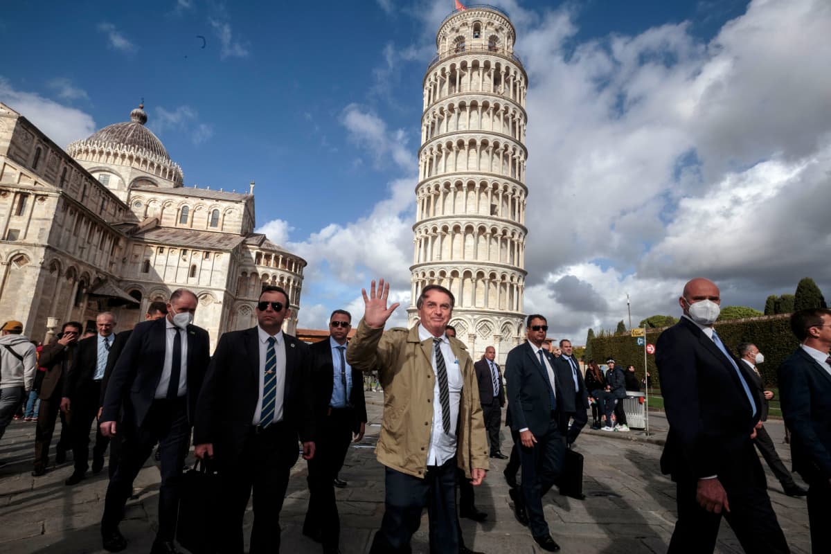  Jair Bolsonaro kävelee Pisan tornin edustalla.