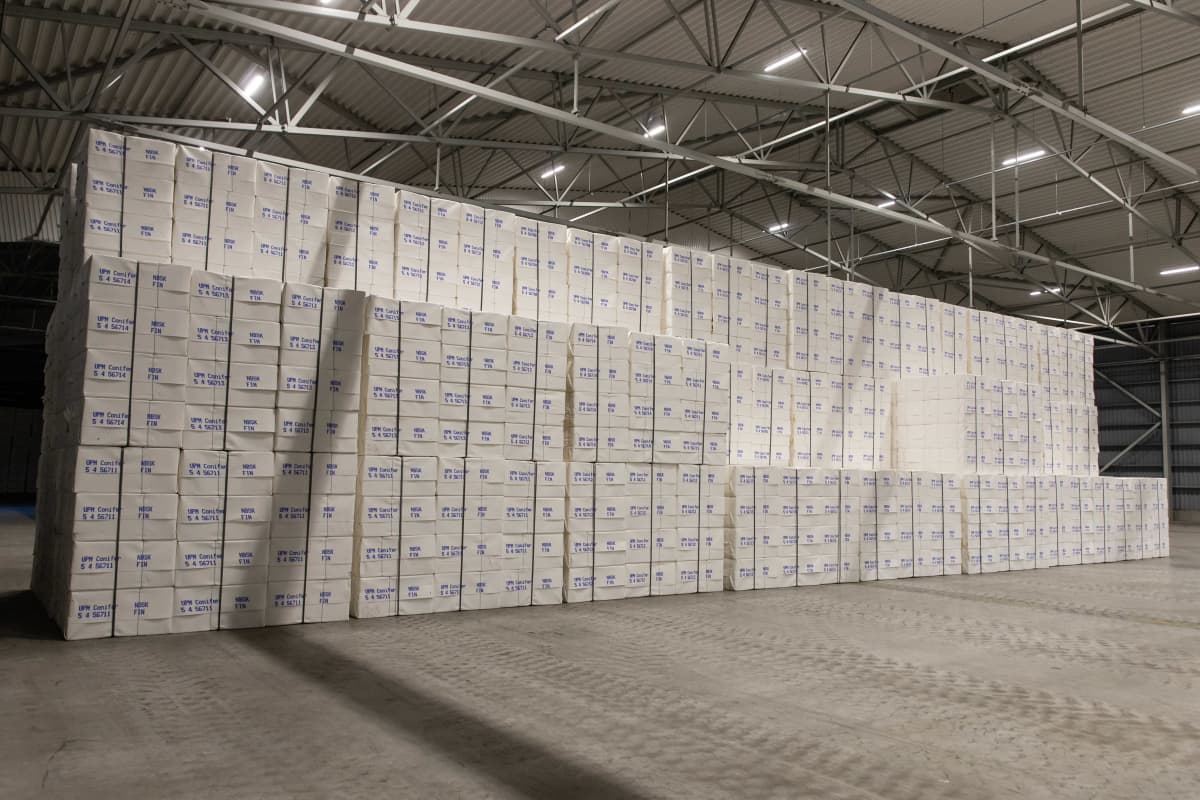 UPM:n havusellu paaleja HaminaKotkan sataman D-terminaalissa.