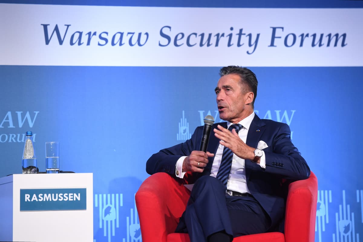 Naton entinen pääsihteeri Anders Fogh Rasmussen puhumassa Varsovan turvallisuuskonferenssissa lokakuussa 2018.