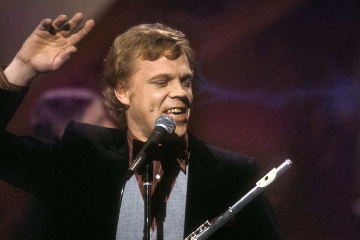 Vesa-Matti Loiri laulaa Euroviisukarsinnoissa 1980