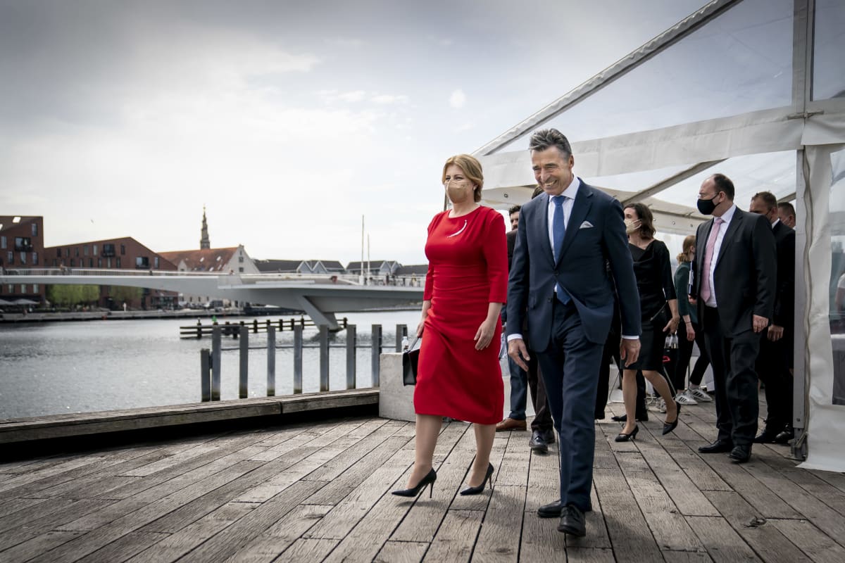 Naton entinen pääsihteeri Anders Fogh Rasmussen yhdessä Slovakian presidentin Zuzana Caputovan kanssa isännöimänsä Kööpenhaminan demokratiakonferenssin alkaessa toukokuussa 2021.