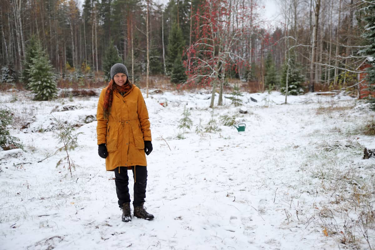 Punkaharjulle perheineen muuttanut Heini Niinimäki iloitsee isosta pihasta ja metsäpuutarhasta.