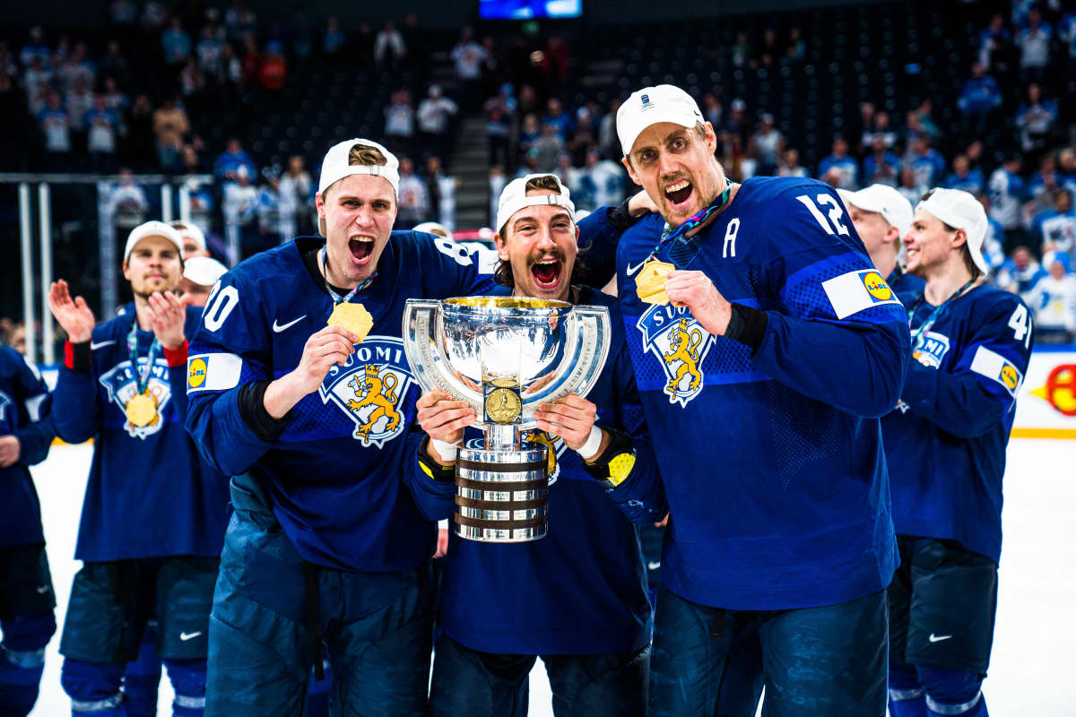 Saku Mäenalanen, Hannes Björninen och Marko Anttila med VM-bucklan.
