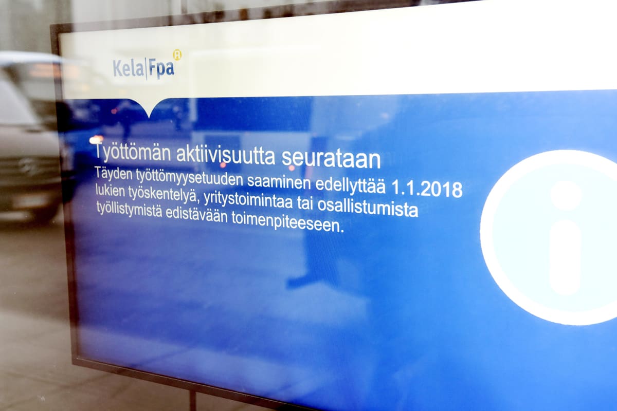 Työttömien aktiivisuuden seurannasta kertova tiedote Kelan toimipisteen ilmoitustaululla Helsingissä.