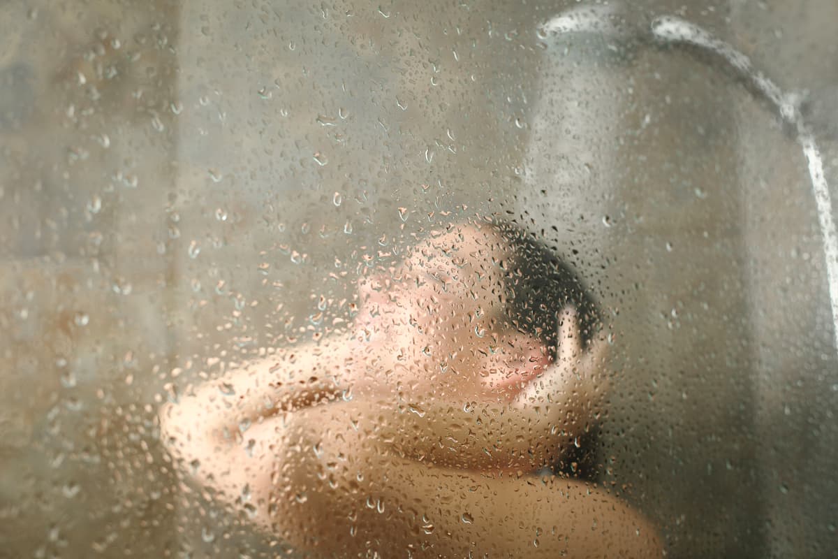 Nainen suihkussa.