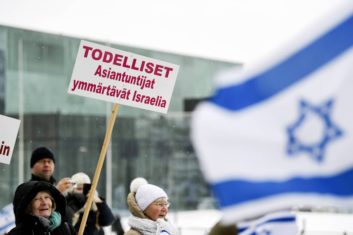 Mielenosoittajia Israel-ystävyystoimikunnan järjestämällä tukimarssilla Helsingissä 11. helmikuuta. Tukimarssilla vastustetaan politiikkaa, jonka tarkoituksena on Israelin ja Jerusaleminen jakaminen.