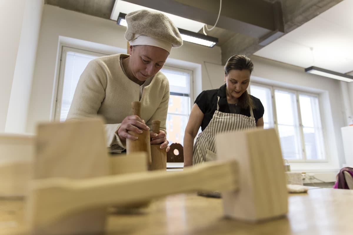 Paula Hohti ja Jane Malcolm-Davis valmistavat renesanssilakkeja.