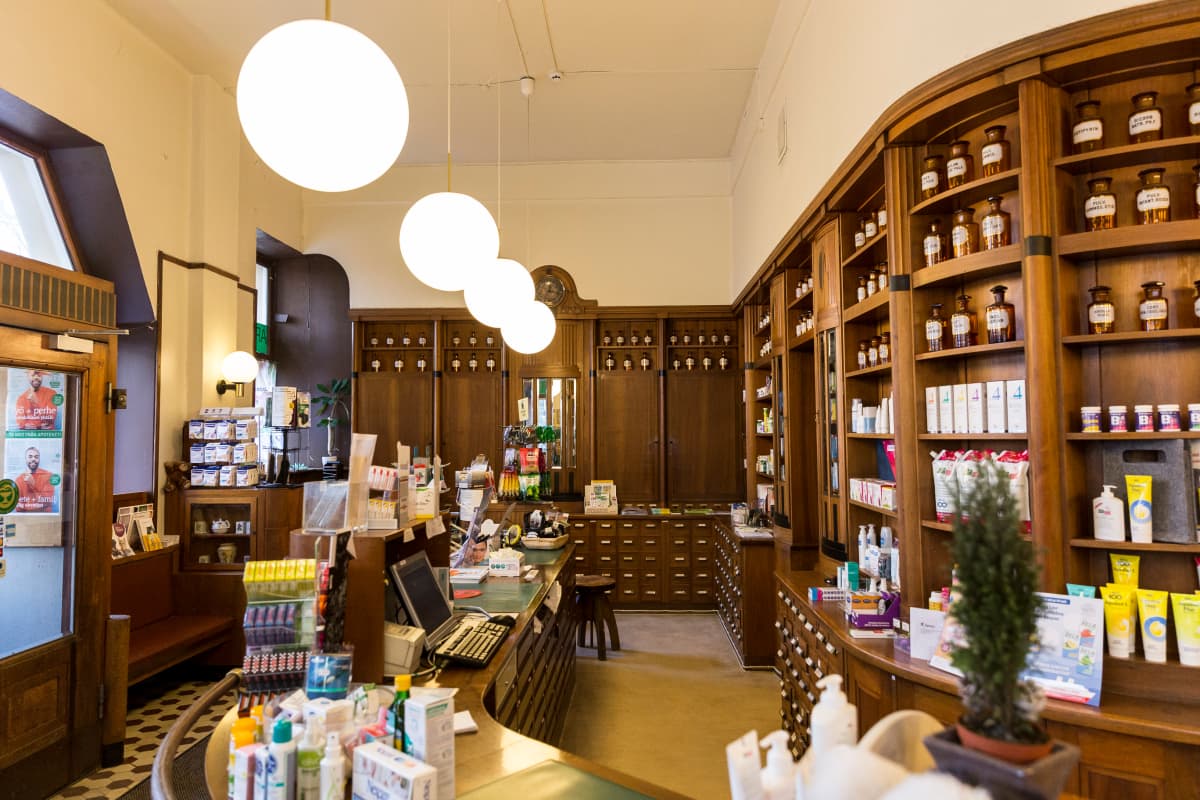 Joutsen-apteekki aloitti toimintansa vuonna 1912 Helsingin Töölössä.