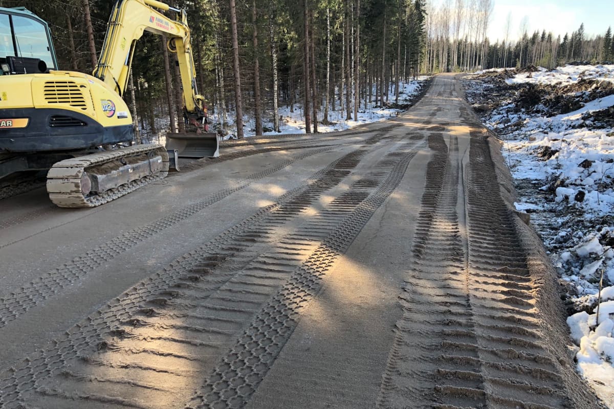 Kaivinkone tekemässä tienpohjaa