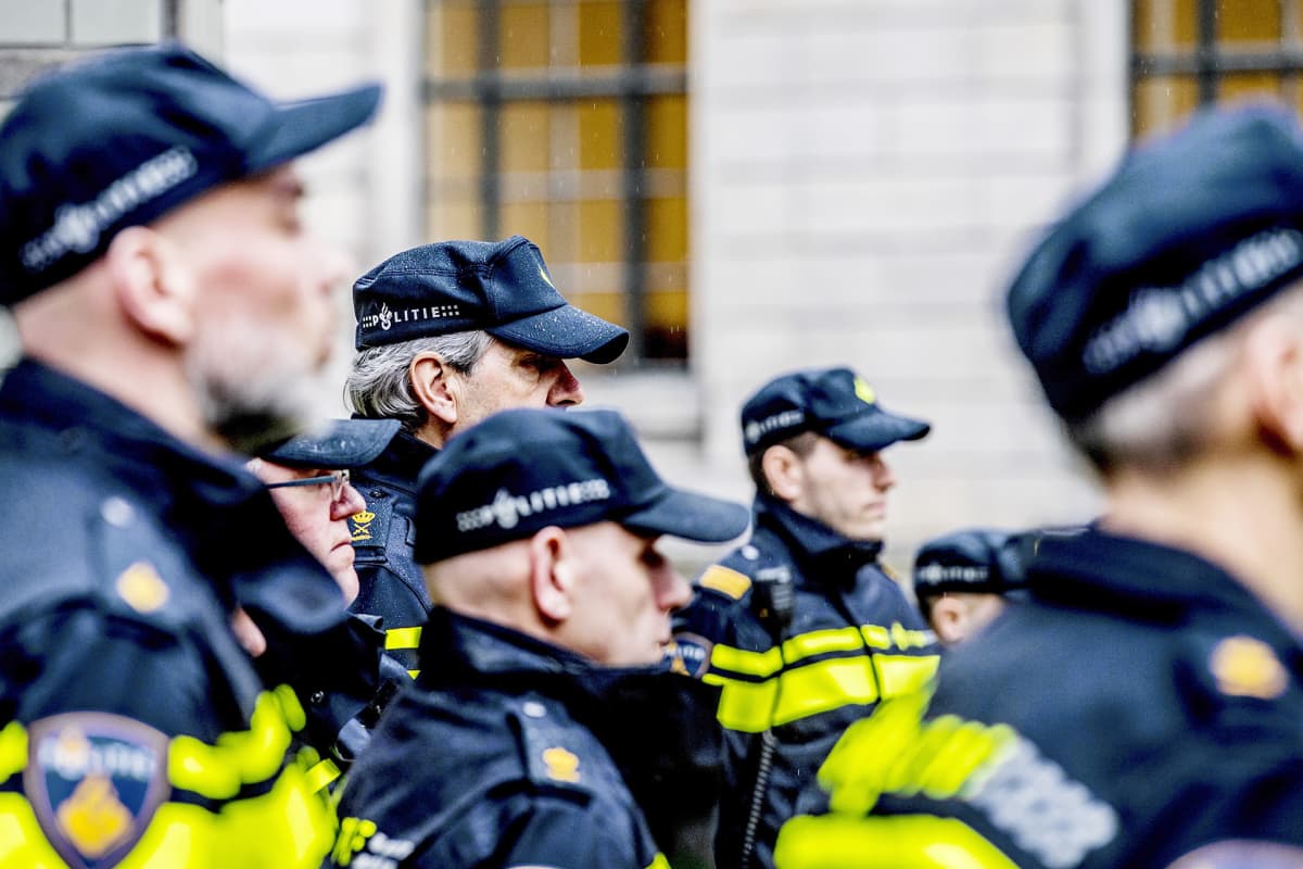 Hollantilaisia poliiseja Rotterdamissa.