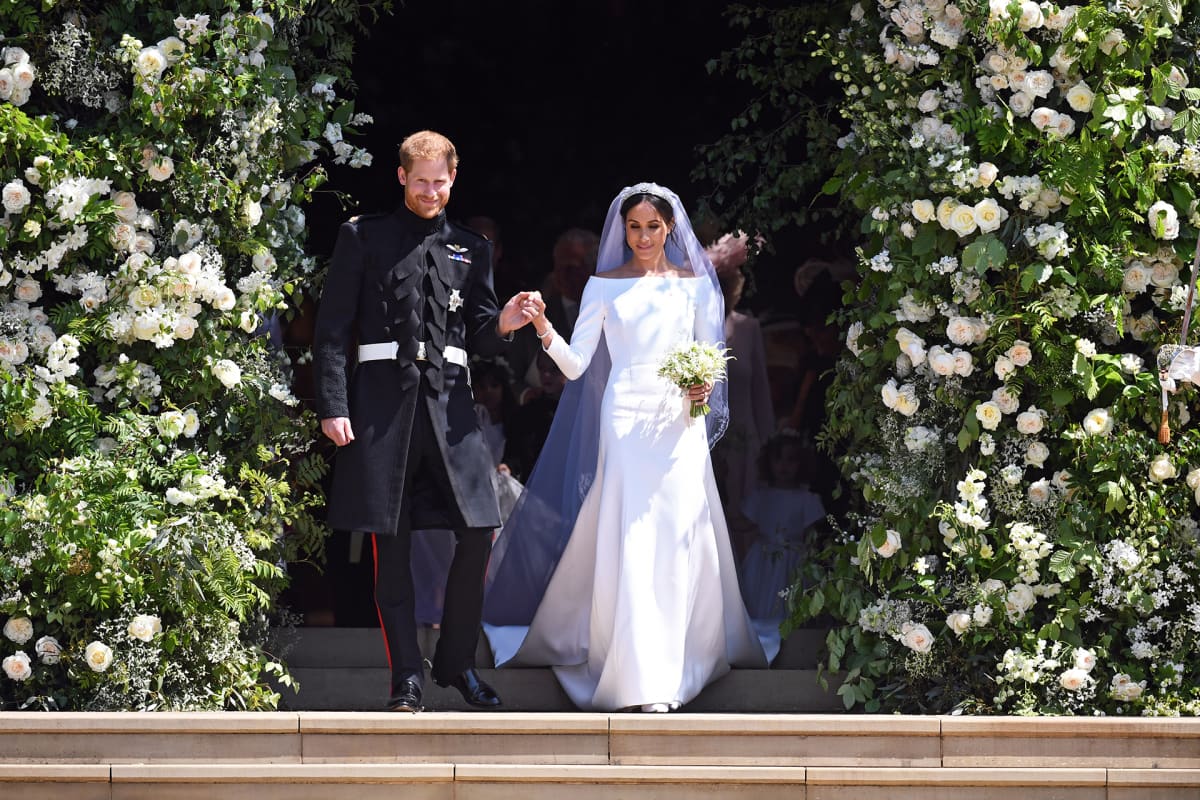 Prinssi Harry ja hänen vaimonsa Meghan kirkon edessä.