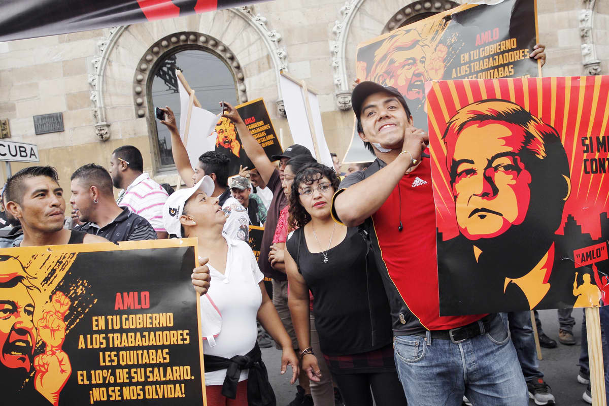 Ricardo Anayan kannattajat kokoontuivat Ricardo Anaya Andrés Manuel Lópezin vastaiseen mielenosoitukseen  Mexico Cityssä.
