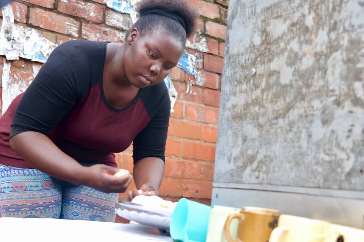 Edith Odhiambo tekee chapatitaikinaa Nairobissa.