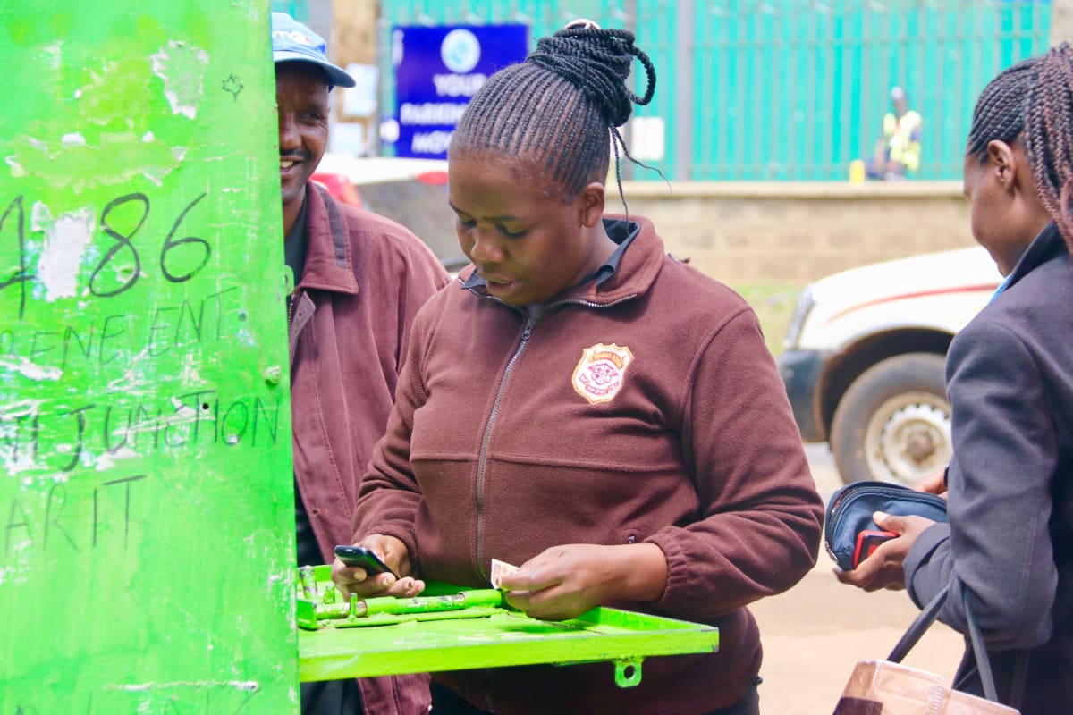 Mobiilirahayrittäjä Nancy Imali koppinsa ulkopuolella Nairobissa.