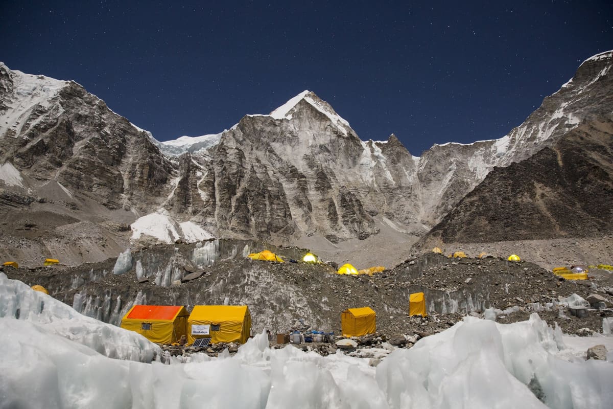 Telttoja Everest-vuoren edustalla.