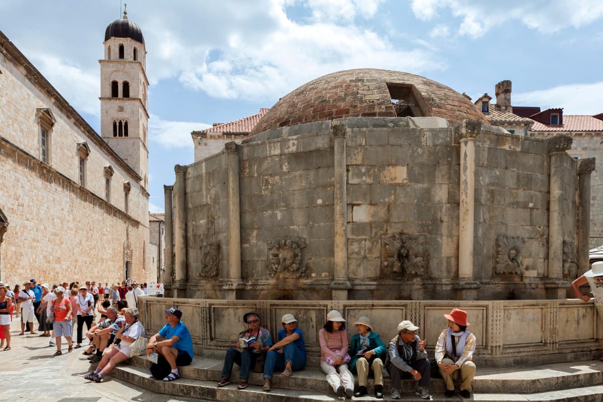 Turisteja Dubrovnikin vanhassa kaupungissa.