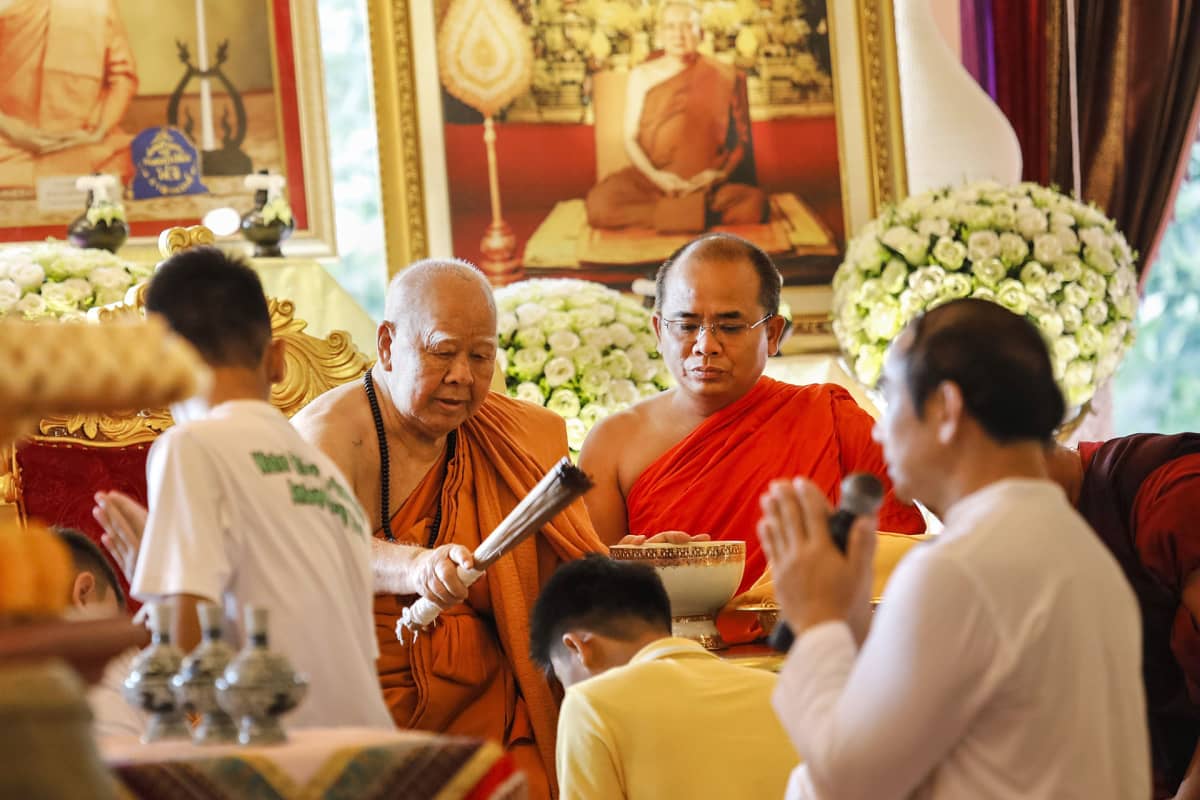 Buddhalaismunkit siunaavat poikia.