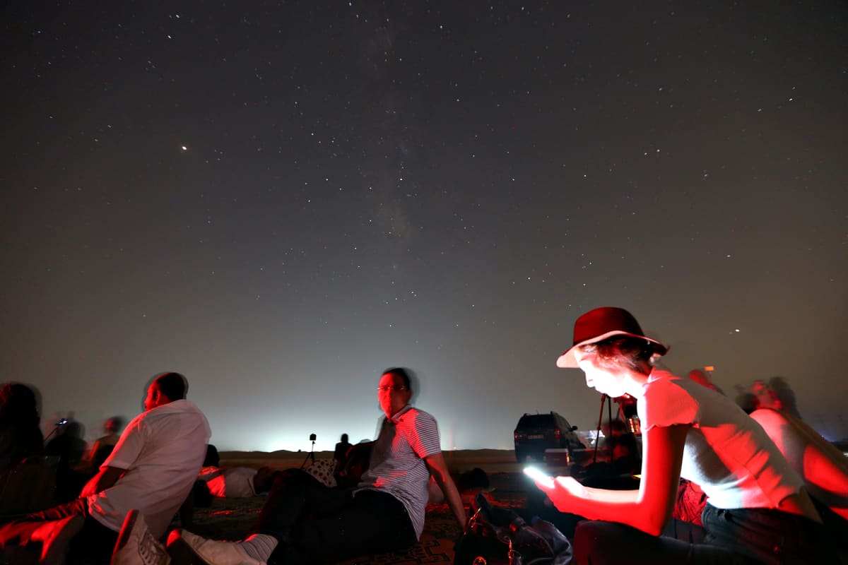 Ihmiset ovat kerääntyneet katselemaan perseidejä Dubain aavikolle sunnuntai-iltana 12. elokuuta.