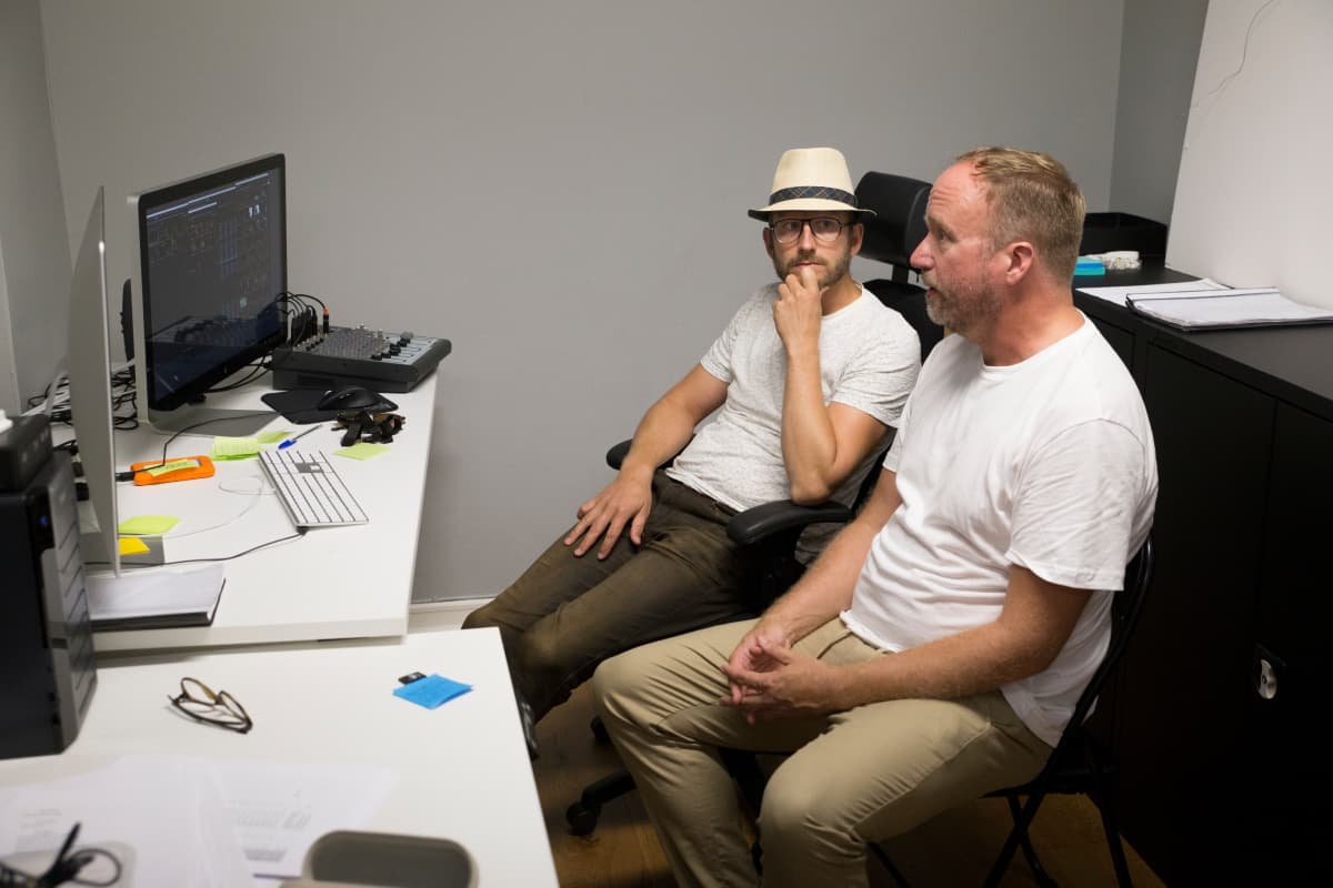 Leikkaaja Simon Bergman ja toimitusjohtaja Aleksi Bardy viimeistelevät Aktivisti-sarjaa Helsinki-filmin studiolla.