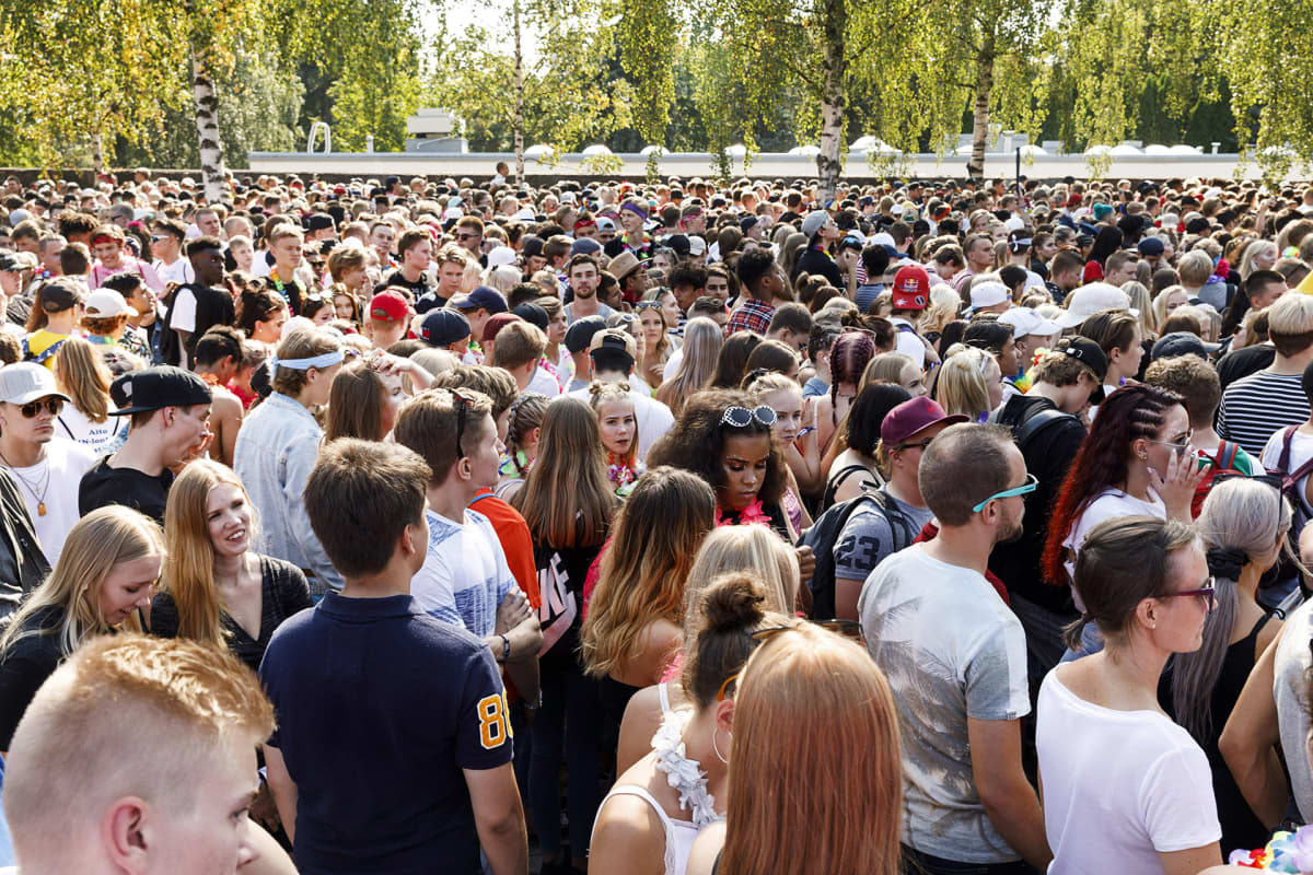 Mounted police rein in sprawling Weekend festival crowd in Helsinki | News  | Yle Uutiset